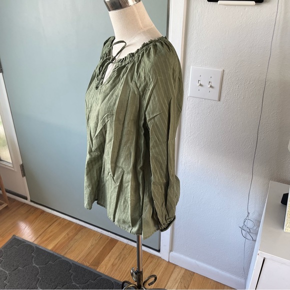 Old Navy top - Picture 2 of 6
